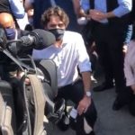 trudeau-kneels